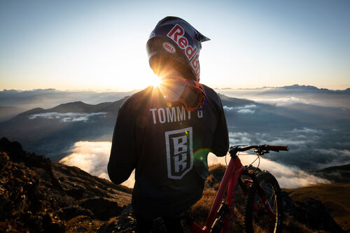 Bike Kingdom Tommy G bei Sonnenaufgang | © Sterling Lorence Photography
